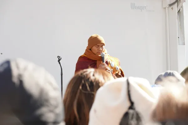 Publisher's note: Clean the mirror